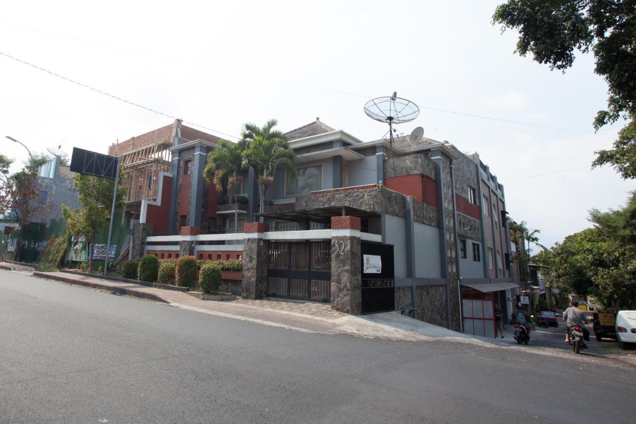 Hotel Reddoorz Near Museum Angkut Batu Batu  Exterior foto